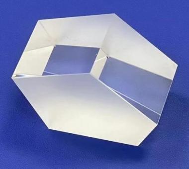 Why Are Pentaprisms Used in Cameras? Beam Deviation, Image Stability, and Selection